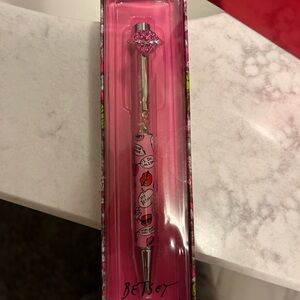 Betsey Johnson Vibrant writing pen with decorative lip design.